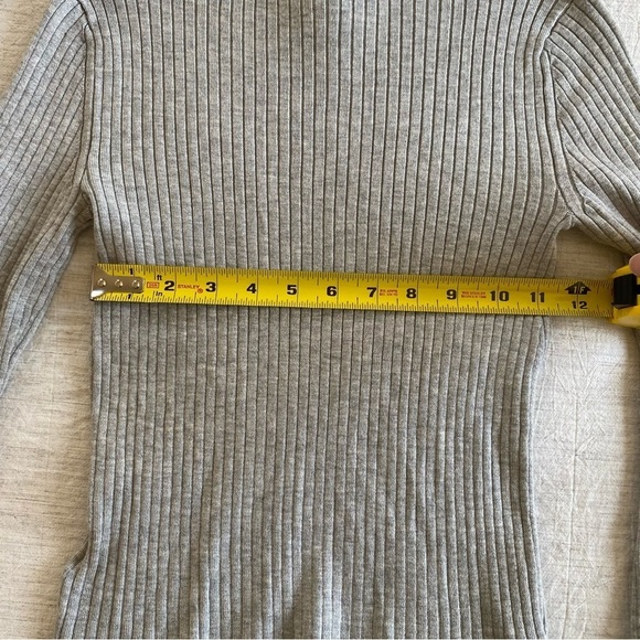 H&M Divided Gray Ribbed Long Sleeve Crop Top Small - Picture 7 of 8